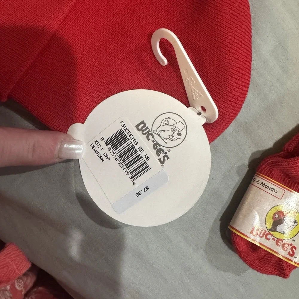 Buc-ee's‎ Baby Red Knit Cap Hat Socks Set Newborn 0-6M NWT